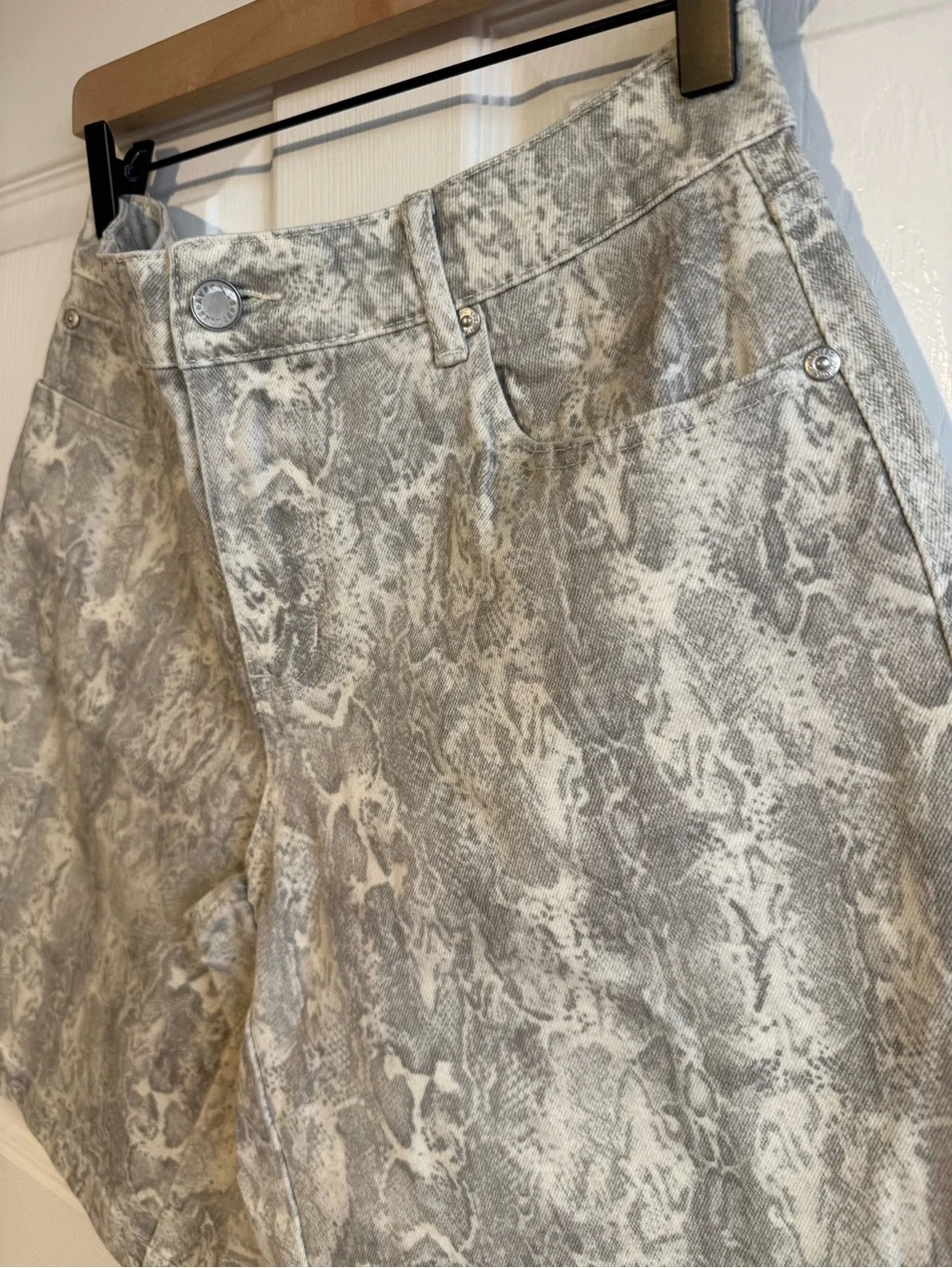 Avec Les Filles Faux Snakeskin Bermuda Shorts Ecru Python Size 27 NWT
